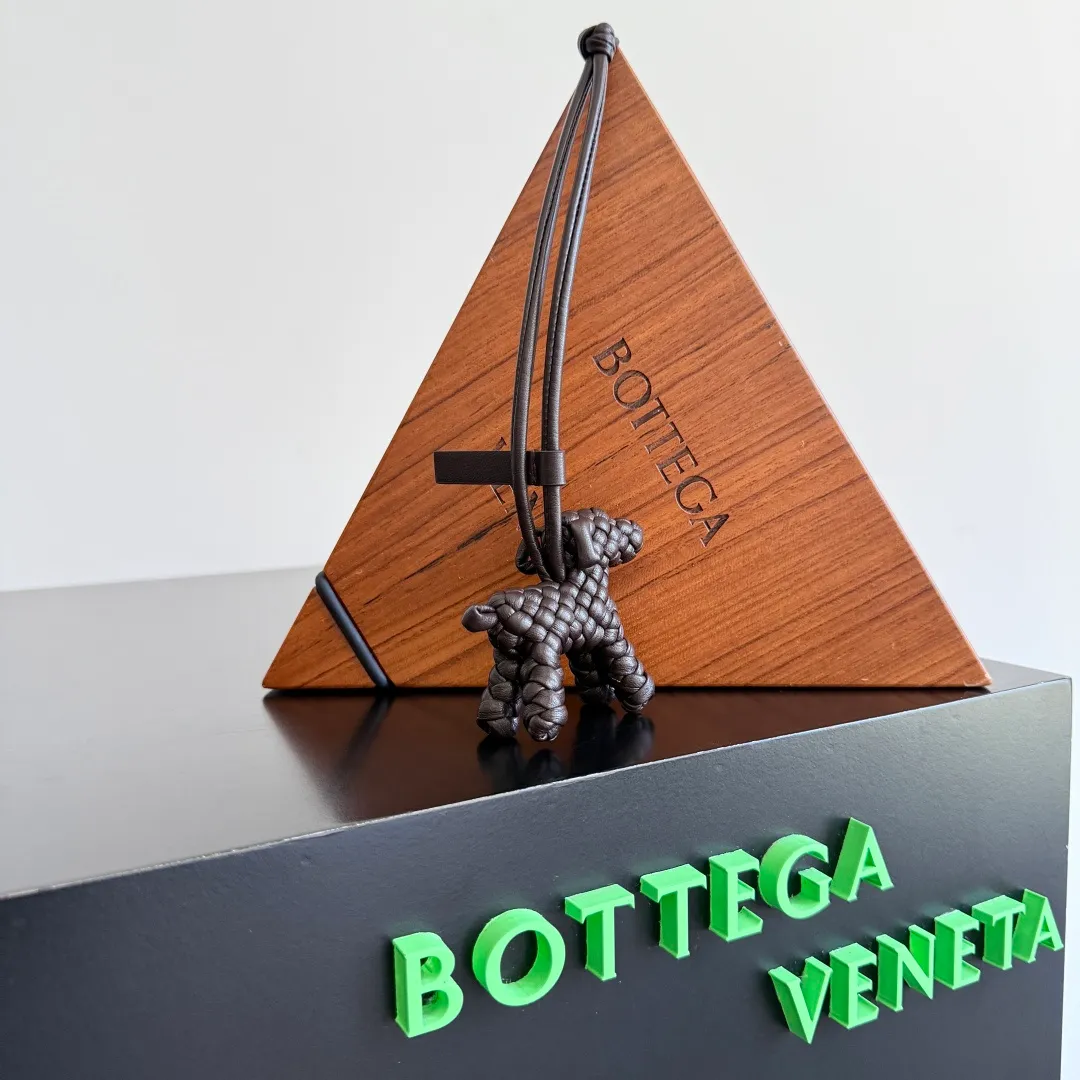 Batch 540 BOTTEGA VENETA2025 new puppy🐕 style pendant Braided puppy is online😎 Leather braided puppy style pendant can be hung on any handbag, and it is as cute, delicate and colorful as it matches with a bag. Cute and cute, it will touch your heart at any time. It can be hung on bags or keychains. Who can resist such a cute puppy? Style number: 807068